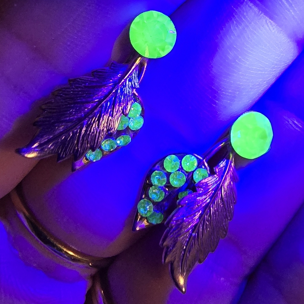 Vintage earrings Uranium glass clip on leaf green gold UV Glow clipon leaves